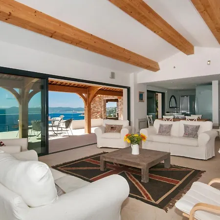 Villa Aigue-belle Sleeps 8 Pool Air Con Wifi *