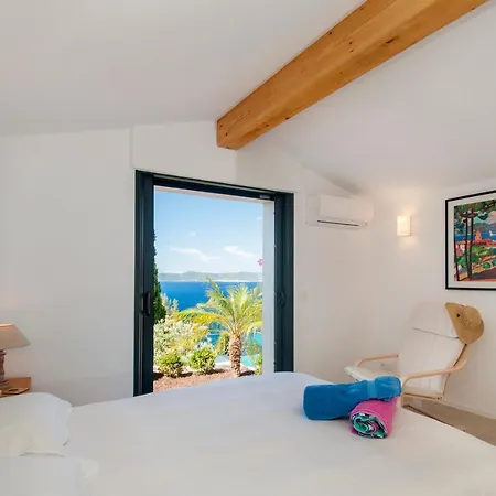 Villa Aigue-belle Sleeps 8 Pool Air Con Wifi