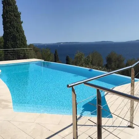 Villa Aigue-belle Sleeps 8 Pool Air Con Wifi *