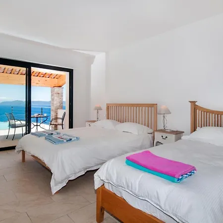 Aigue-belle Sleeps 8 Pool Air Con Wifi Villa